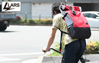 街を駆け抜ける、ライダースバッグ