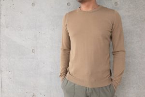 この時期に重宝するのはドライタッチで涼感のある大人のサマーニット！