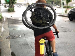 ホイールを背負う超レアなバックショット！