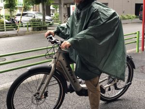 梅雨の自転車通勤にはムレないレインポンチョを