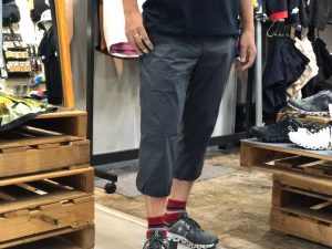 夏のカジュアルライドには、別注クロップドパンツが最適です