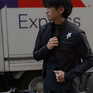 冬のロードバイクにレインジャケット？ ASSOS SCHLOSSHUND S11 が最高峰な理由