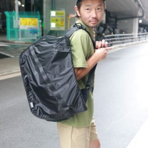 見た目を気にして片方だけ背負う男の小さな悩み