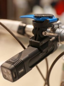 前方スッキリ！QUAD LOCKマウントの下にBLINDER 900