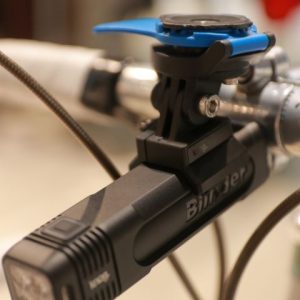前方スッキリ！QUAD LOCKマウントの下にBLINDER 900