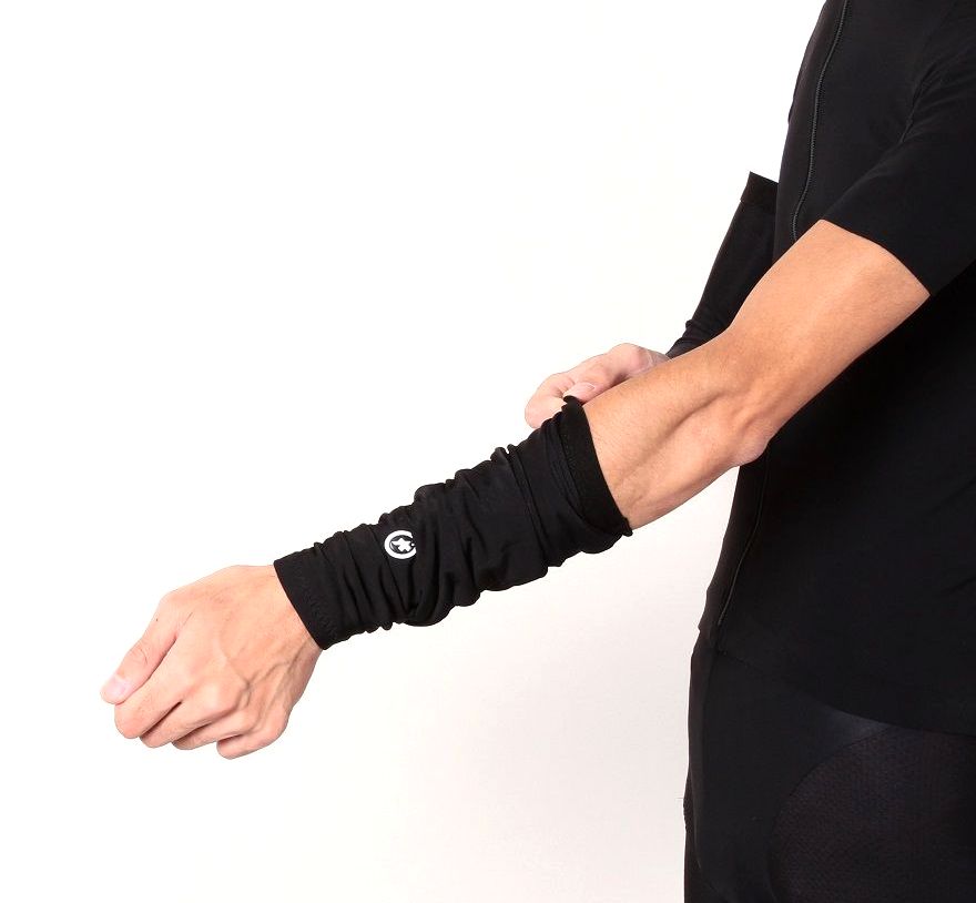 半袖を長袖に、長袖を半袖に。アームウォーマー【ASSOS ARMWARMER_EVO7】