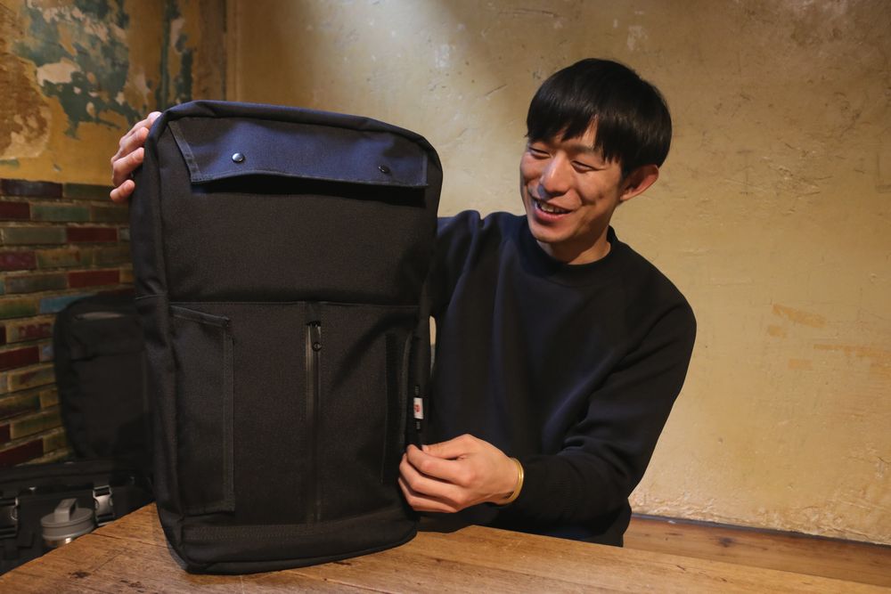 HYNOW(ハイノウ)のバックパックCROW(クロウ)について説明するデザイナの北村さん