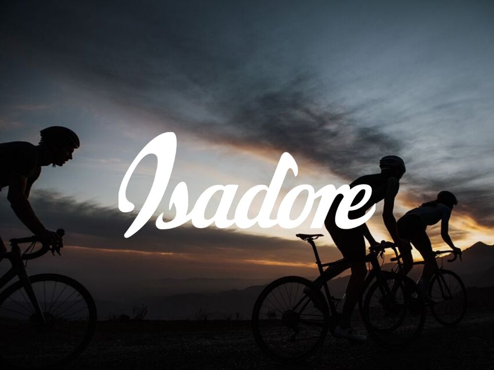 Isadore(イザドア)を着て夕暮れを走るサイクリスト