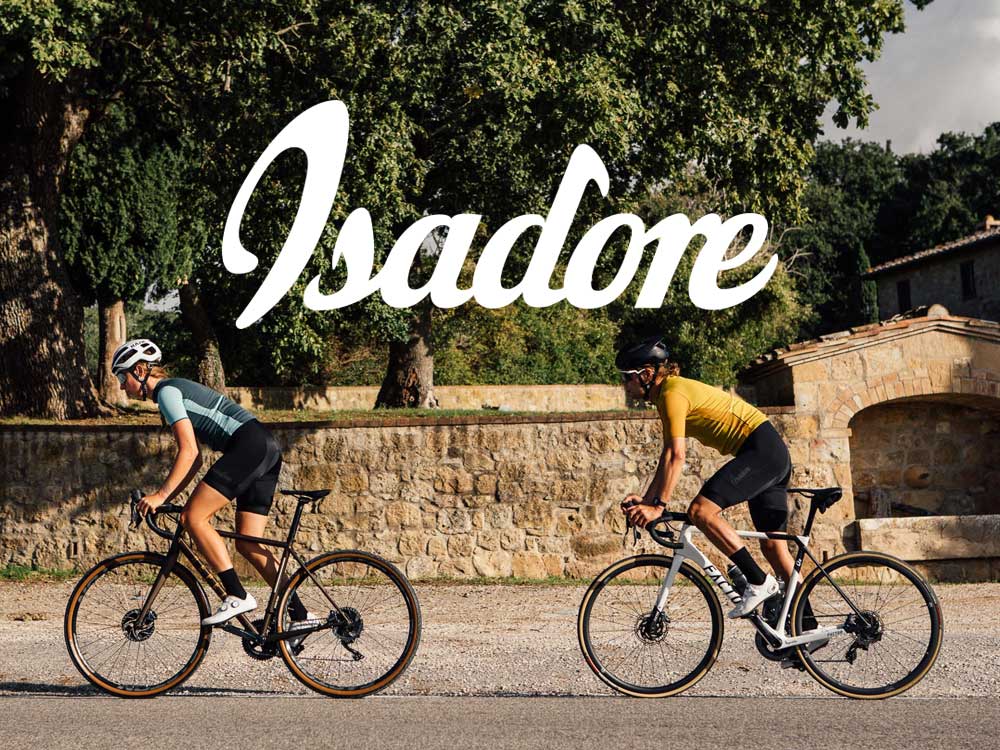 Isadore(イザドア)を着て街並みを走るサイクリスト