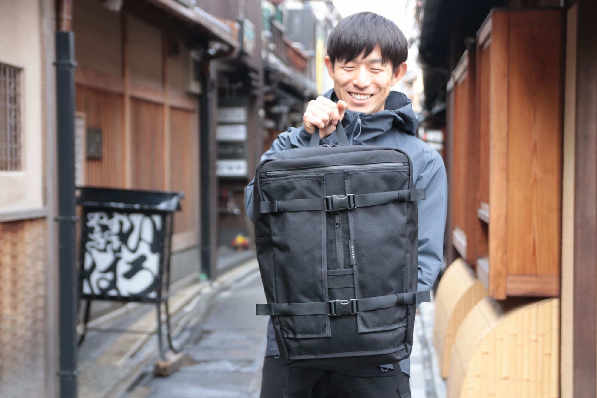HYNOW（ハイノウ）のバックパックRIVER（リバー）を持つデザイナーの北村さん