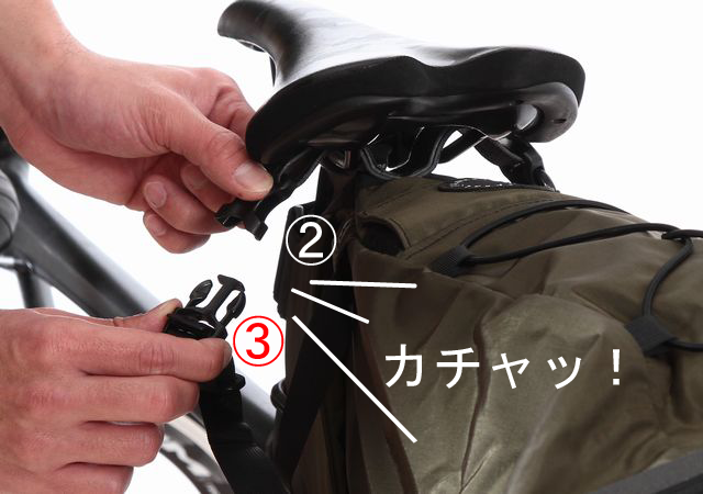 サドルバッグのPVCストラップをバックルとつなぐ瞬間