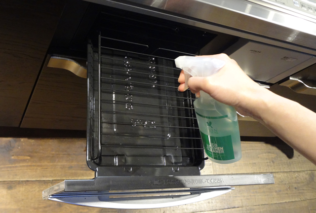 グリーンモーションのエコキッチンクリーナーでグリルを掃除