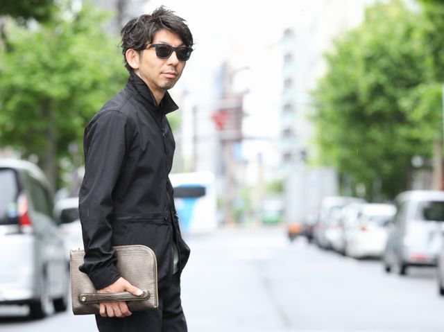 ストーンアイランドのオーバーシャツとTシャツを着た男性
