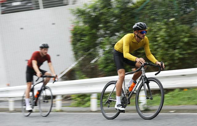 イザドアのデザイナーであるヴェリトス兄弟が自転車で走るところ