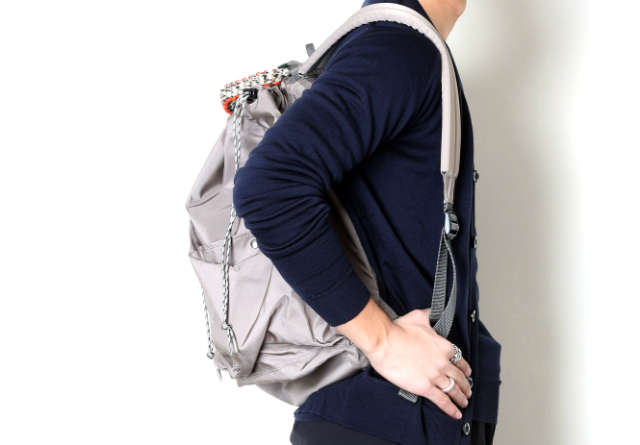 ザッツのバッグを背負っている男性
