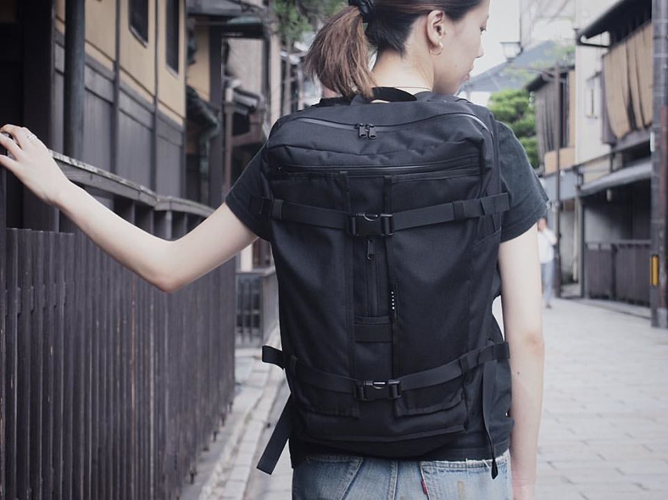 HYNOW（ハイノウ）のバックパックRIVER（リバー）を背負っている女性の後ろ姿