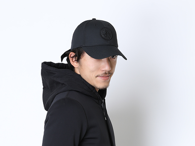 ストーンアイランドのブラックのキャップを被った男性