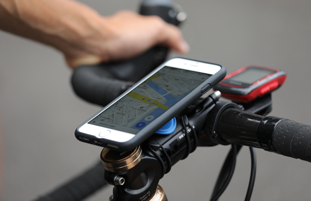 動作も見た目もスマートな、スマホホルダー「QUAD LOCK」。｜TOKYOlife