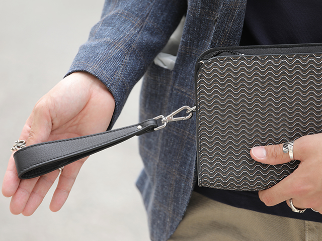 オールインワンを叶える贅沢なスマートクラッチバッグ。|TOKYOlife オールインワンを叶える贅沢なスマートクラッチバッグ。|TOKYOlife