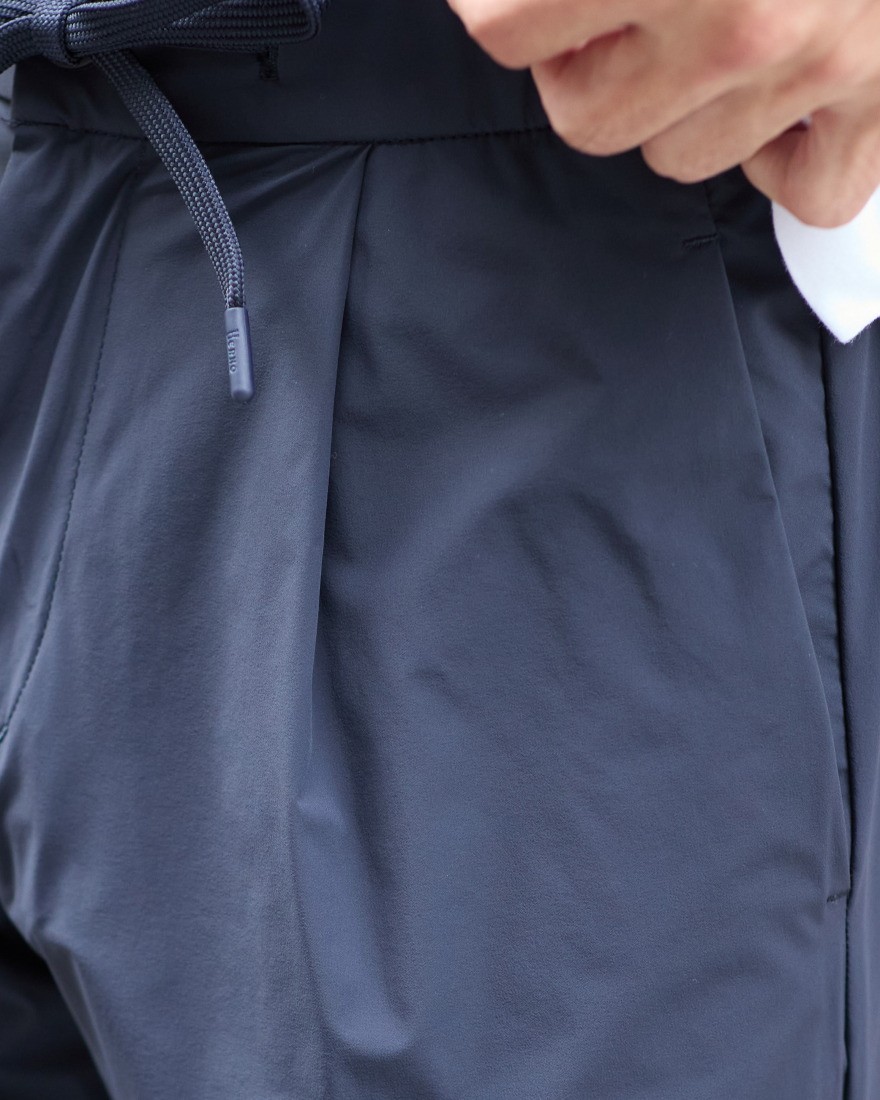 Hernoナイロン ワンプリーツストレッチパンツ【FUNCTIONAL WARDROBE】19l