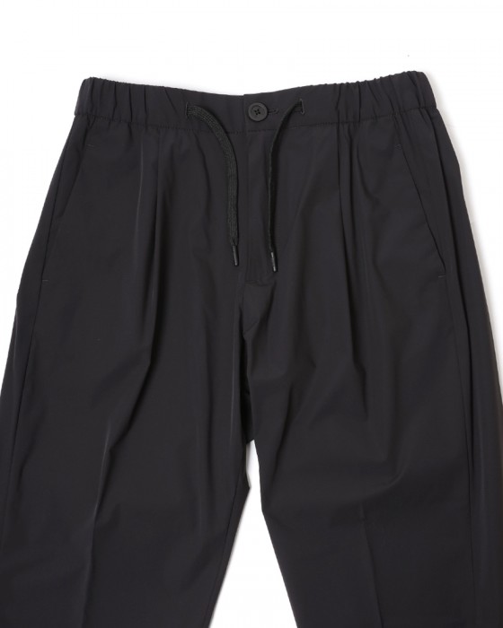 Hernoナイロン ストレッチ ワンプリーツ テーパードパンツ【FUNCTIONAL WARDROBE】06l