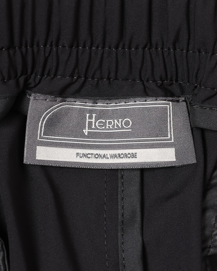 Hernoナイロン ストレッチ ワンプリーツ テーパードパンツ【FUNCTIONAL WARDROBE】18l