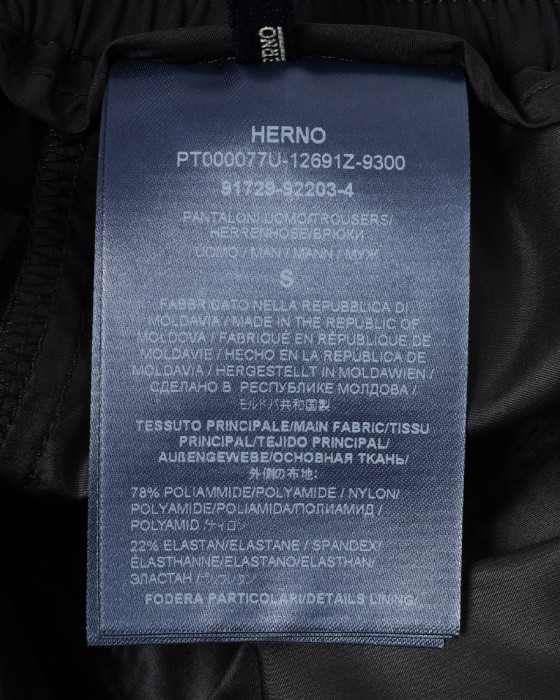 Hernoナイロン ストレッチ ワンプリーツ テーパードパンツ【FUNCTIONAL WARDROBE】23l