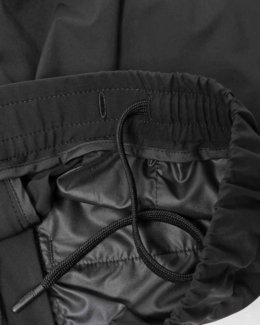 Hernoナイロン ストレッチ ワンプリーツ テーパードパンツ【FUNCTIONAL WARDROBE】25l