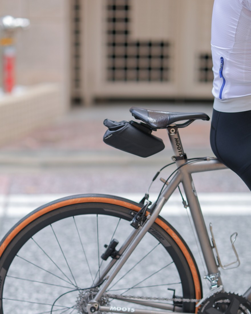 FIDLOCKサドルバッグ【PINCLIP SADDLE BAG M + SADDLE BASE】01l