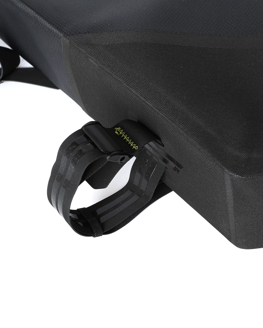 APIDURAフルフレームバッグ【NEW EXPEDITION FULL FRAME PACK/6.8L】16l