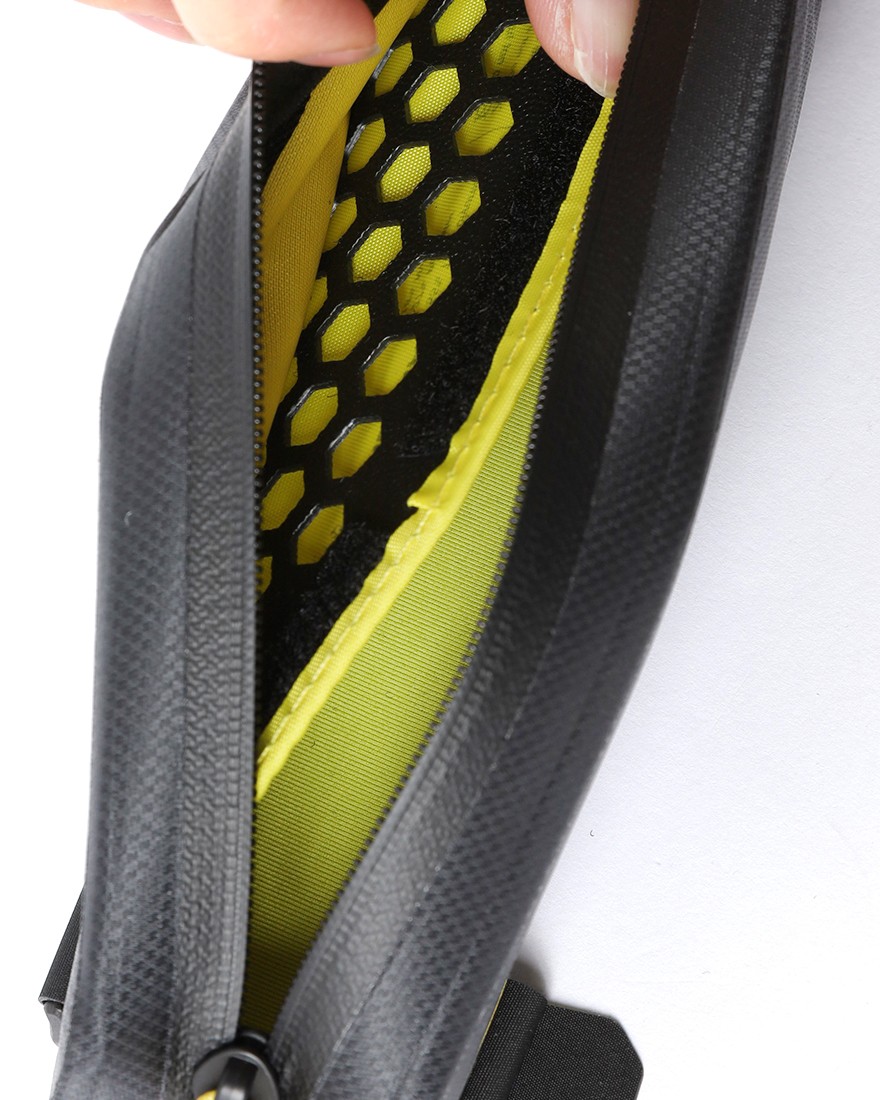 APIDURAトップチューブバッグ【NEW EXPEDITION TOP TUBE PACK/0.6L】23l