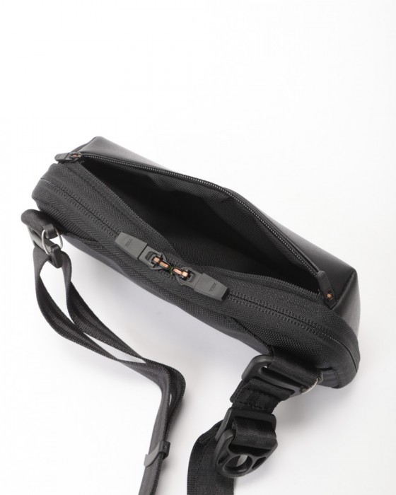 beruf baggage防水レザー ウォレットポーチ【URBAN EXPLORER MINI】12l