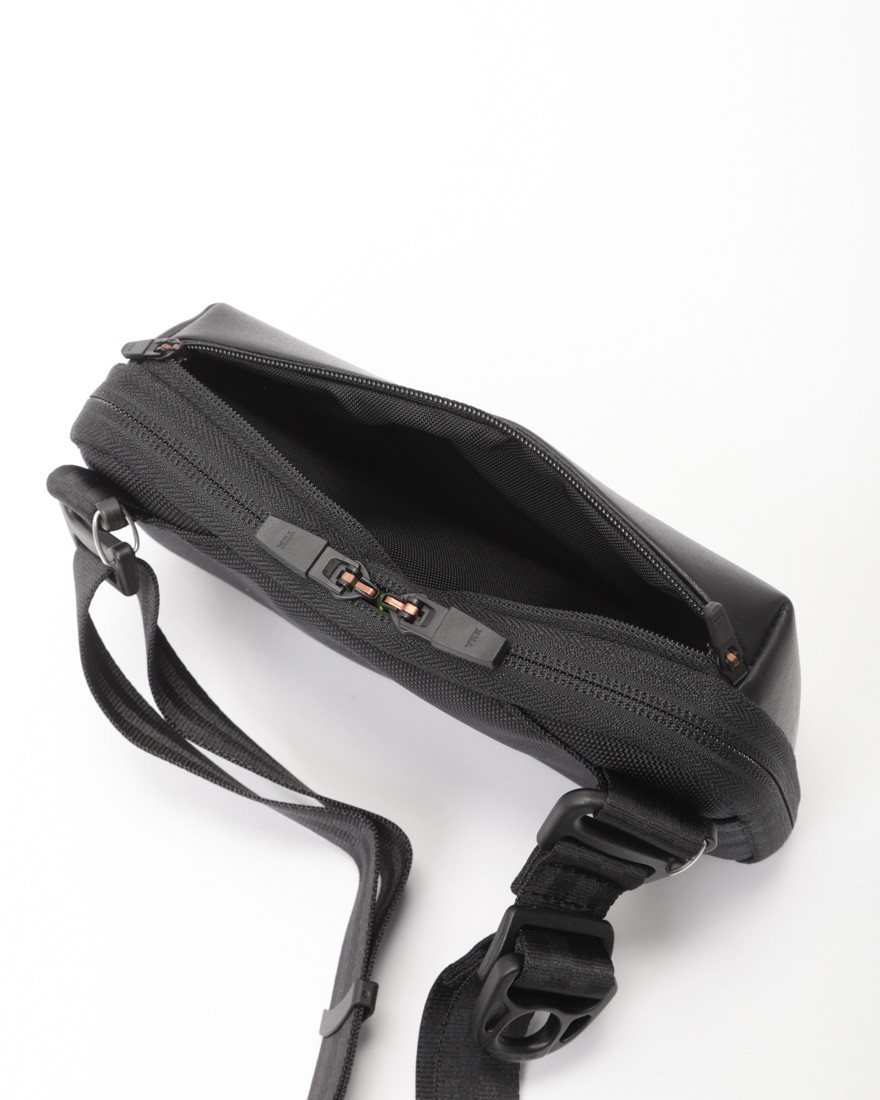 beruf baggage防水レザー ウォレットポーチ【URBAN EXPLORER MINI】12l