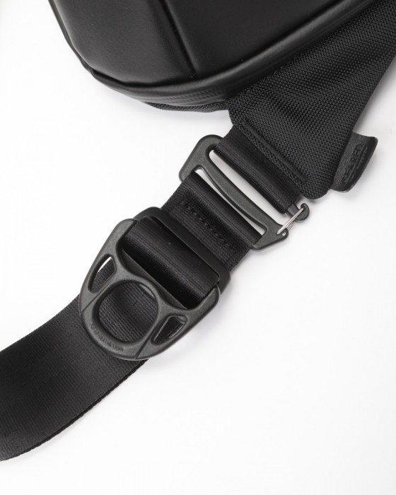 beruf baggage防水レザー スリングパック【URBAN EXPLORER 6.0】08l