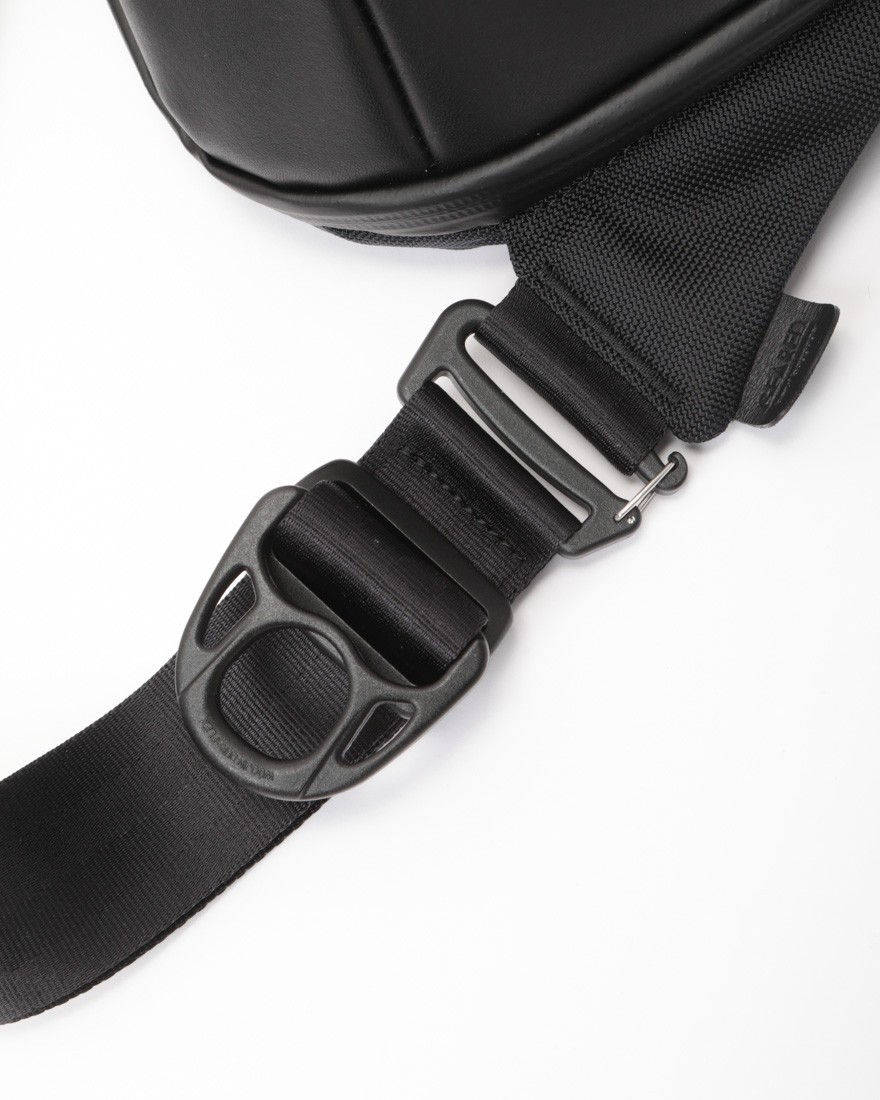 beruf baggage防水レザー スリングパック【URBAN EXPLORER 6.0】08l