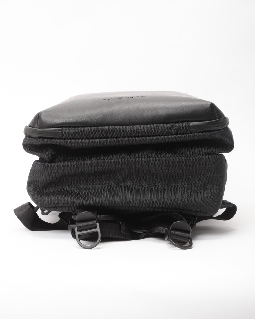 beruf baggage防水レザー スクウェア デイパック【URBAN EXPLORER NARROW 17L】19l