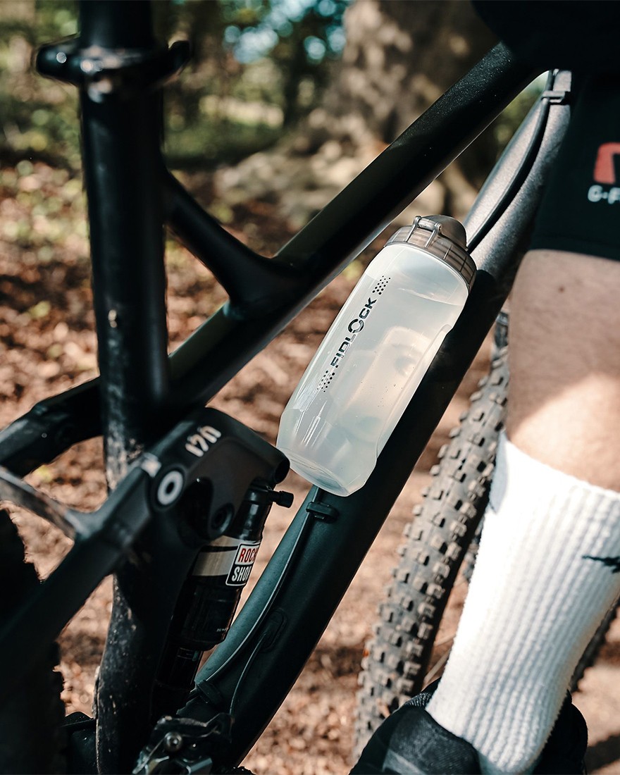 FIDLOCKキャップ付きボトル + マウントベース【TWIST BOTTLE 590 + BIKE BASE】18l