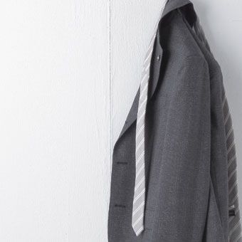 派手な仕掛けは不要。微差で遊ぶスーツ。