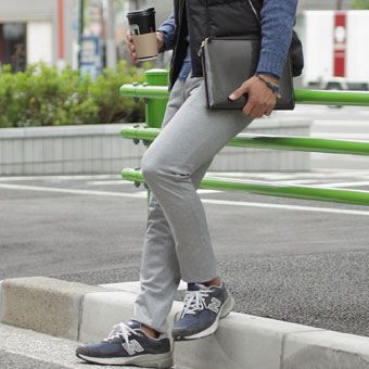 もさっとしないのが肝、大人のジャージパンツ。