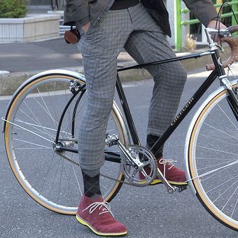 たまには、黒に頼らない着こなしを。