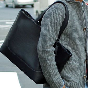 まさかの両面？！リバーシブルで遊ぶレザートート。