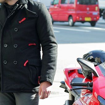 大人ライダーを演出するデザインPコート