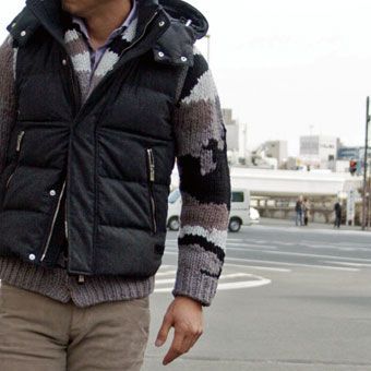 ニットとダウンベストで最強スタイルの完成です。