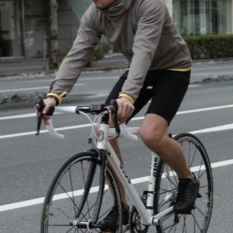一枚がちょうどいい。冬のインナーが、春の主役に変わります。