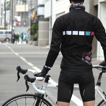 バックシルエットもキマる、サイクルジャージ