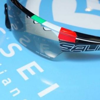使う人もバイクも選ばない、イタリア発本格派アイウェア。