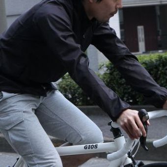 着ても持ってもノンストレスな、超軽量ウィンドジャケット