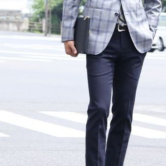 ジャケット脱いでも決まるのは、このチノでした。