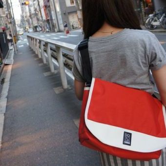 CHROMEの機能性がもっと手軽なものになれば。と作られたのが、このメッセンジャーバックです