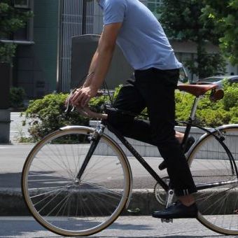 会社に行く日が多いのだから、ビジネスでも使えるパンツがいい。
